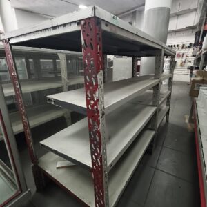 Estantería Metálica con Parantes Perforados Rojos y Estantes Claros