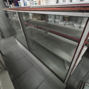 Mostrador Vitrina Metálico con Estantes y Frente de Vidrio