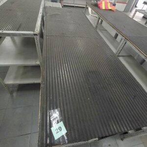 Mesa de Trabajo o Exhibición Larga con Estructura Metálica y Cubierta Acanalada