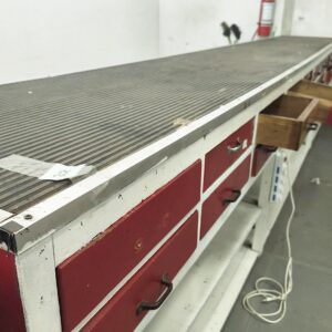 Mostrador de Trabajo con Cajones Rojos y Cubierta Acanalada