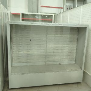 Mueble Exhibidor Claro con Fondo Perforado y Base Cerrada