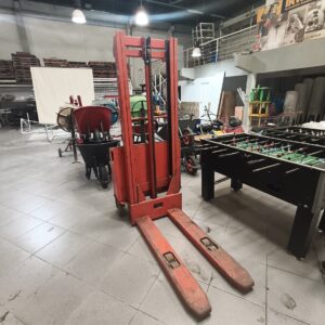 Apilador Hidráulico Manual Rojo con Mástil y Horquillas
