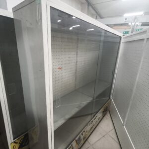 Vitrina Exhibidora con Frente de Vidrio y Fondo Perforado
